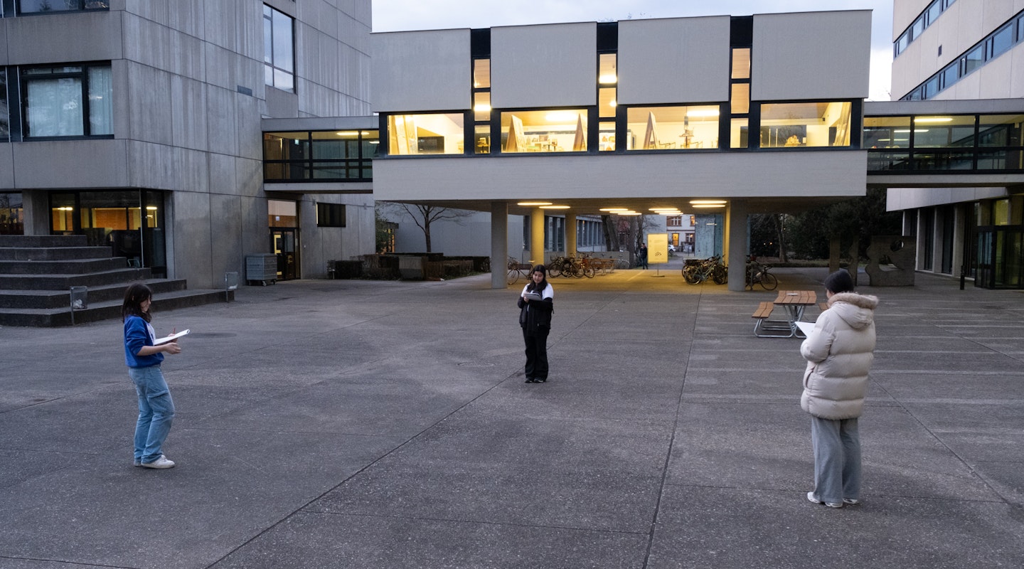 Drei Jugendliche vor der Aula