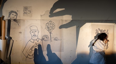 Projektion Zeichnung an der Wand, Hände als Schatten