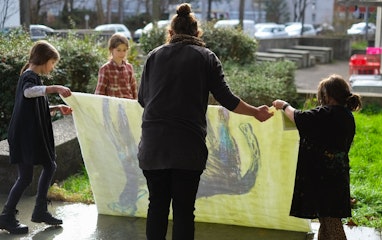 Kinder halten ein Papier mit einem Tier