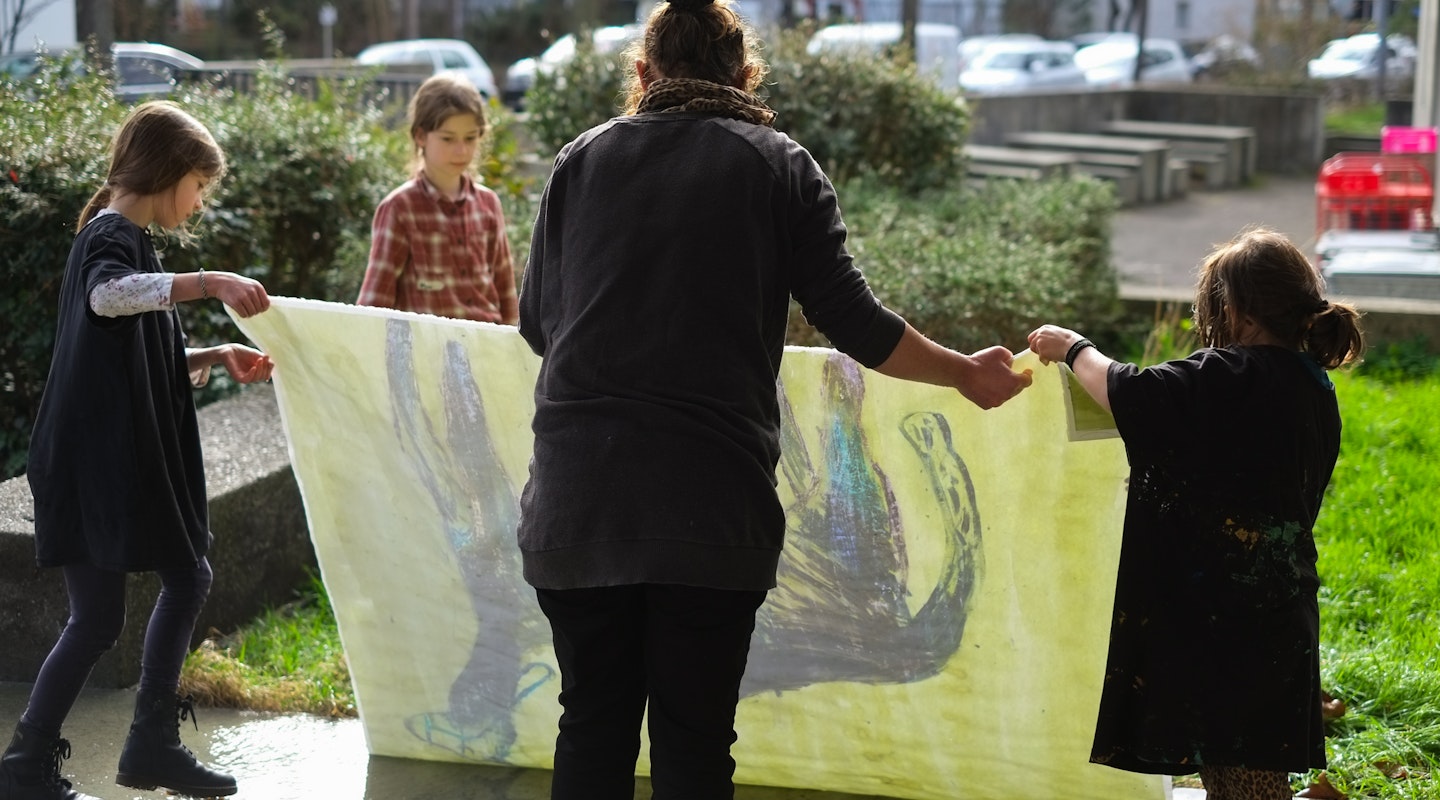 Kinder halten ein Papier mit einem Tier