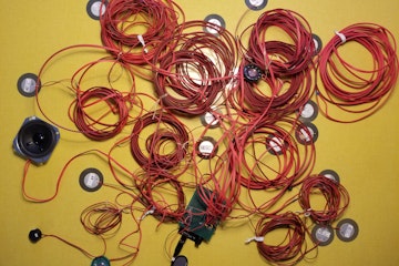Rote Kabel, zu Kreisen gerollt