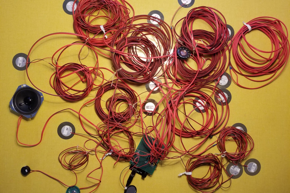 Rote Kabel, zu Kreisen gerollt