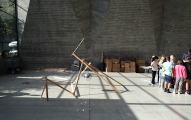 Leben auf der Erde, Workshop, Kooperation mit Freiplatzaktion Basel, Kinder, Jugendliche, Mauerhalle, Schule für Gestaltung Basel, K'Werk Bildschule bis 16, Holzkonstruktion, Discokugel, Sonnenschein, Schattenwurf