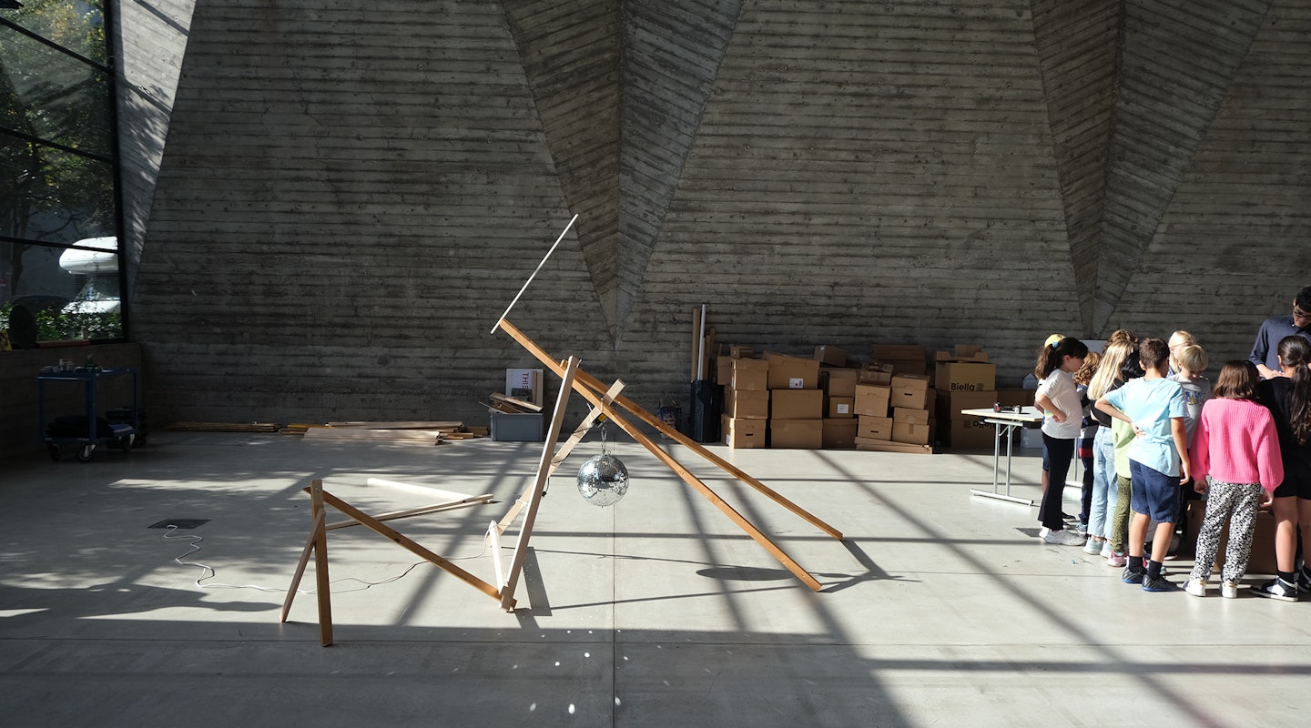 Leben auf der Erde, Workshop, Kooperation mit Freiplatzaktion Basel, Kinder, Jugendliche, Mauerhalle, Schule für Gestaltung Basel, K'Werk Bildschule bis 16, Holzkonstruktion, Discokugel, Sonnenschein, Schattenwurf