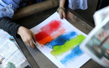 Papier mit farbigen Blöcken bedruckt, Druckerpresse