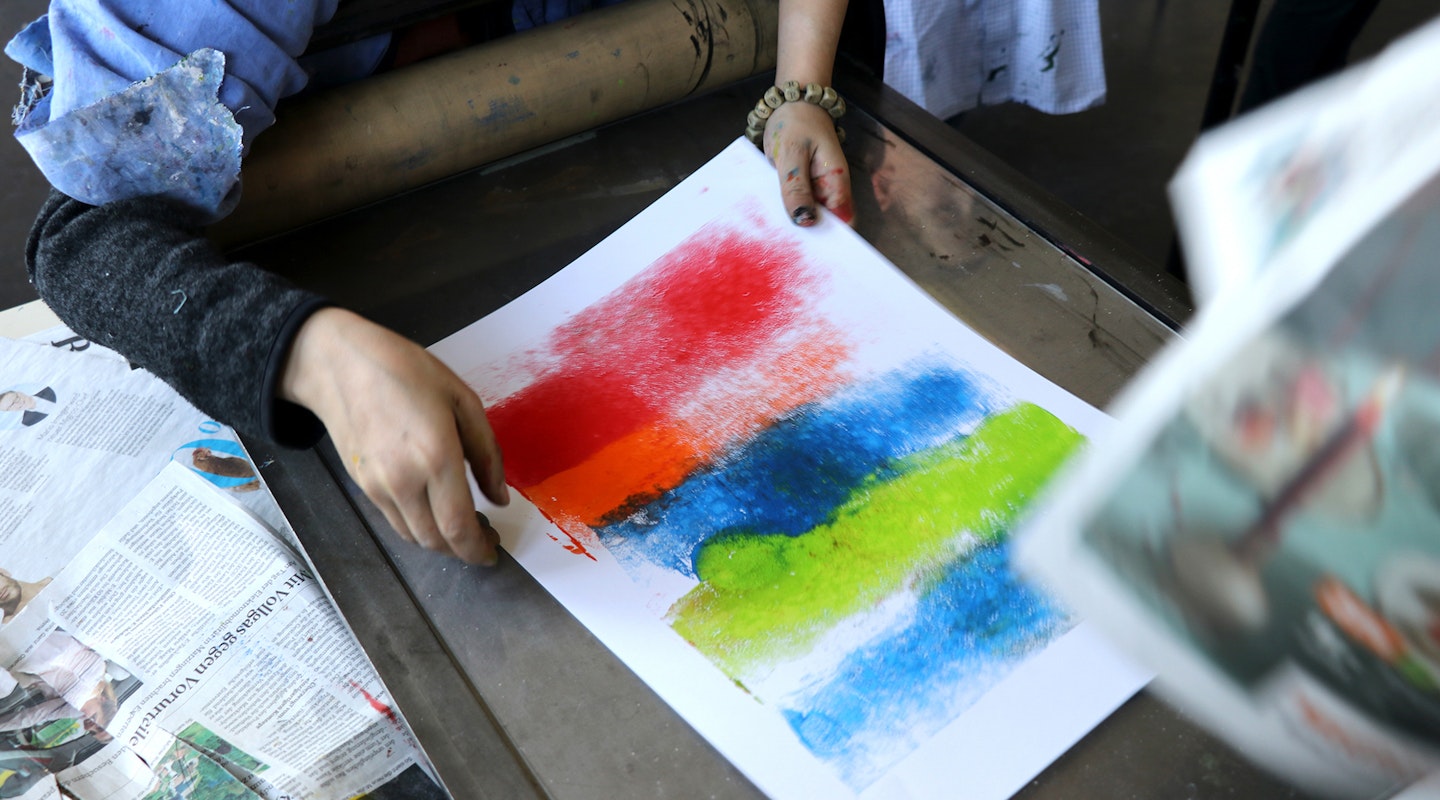 Papier mit farbigen Blöcken bedruckt, Druckerpresse