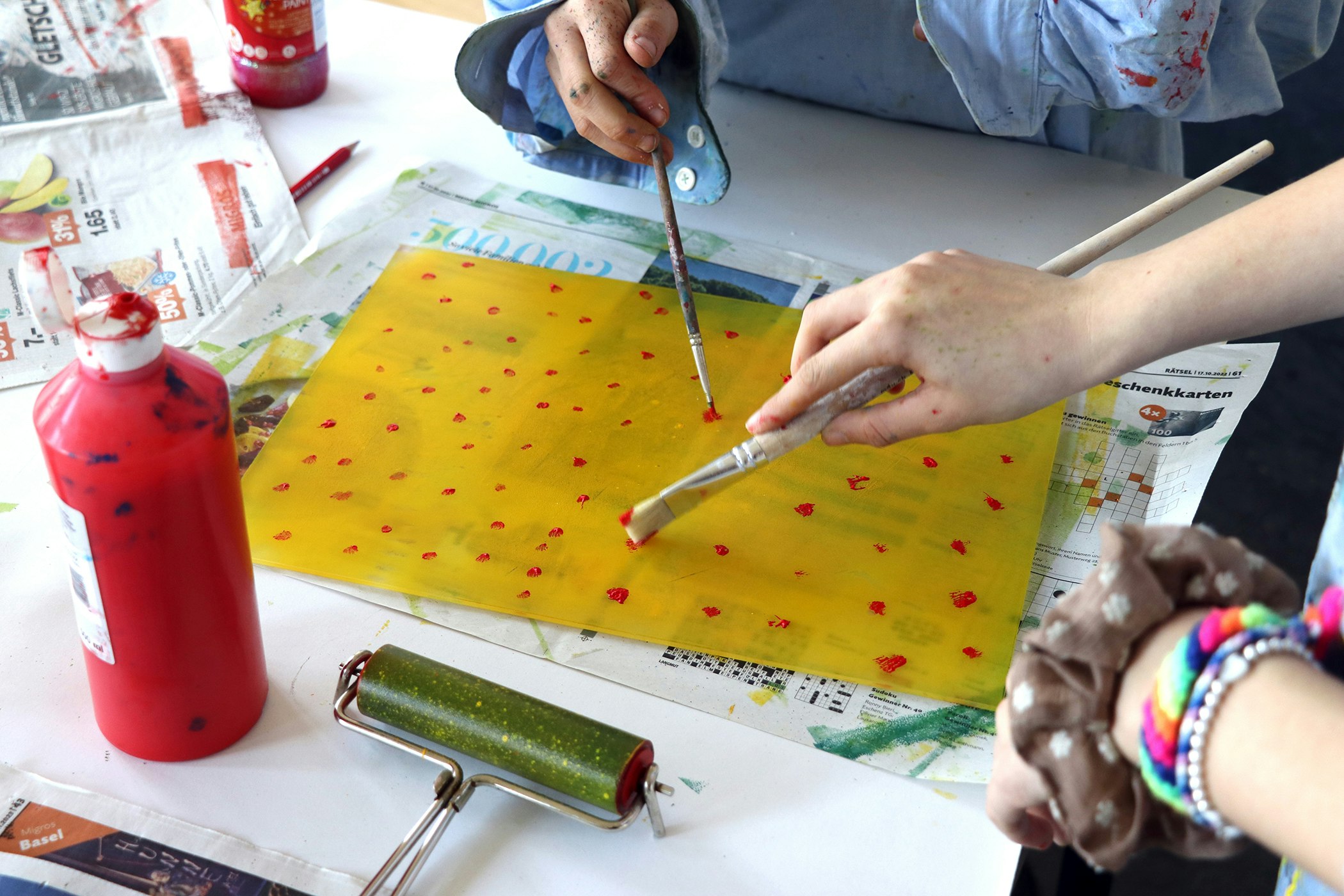 Kinder am Malen auf Folie zum Drucken
