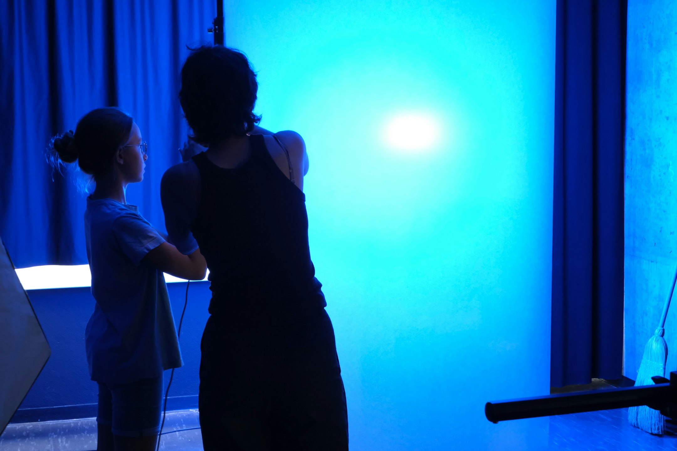 Aufnahme im Fotostudio, zwei Personen, blaues Licht