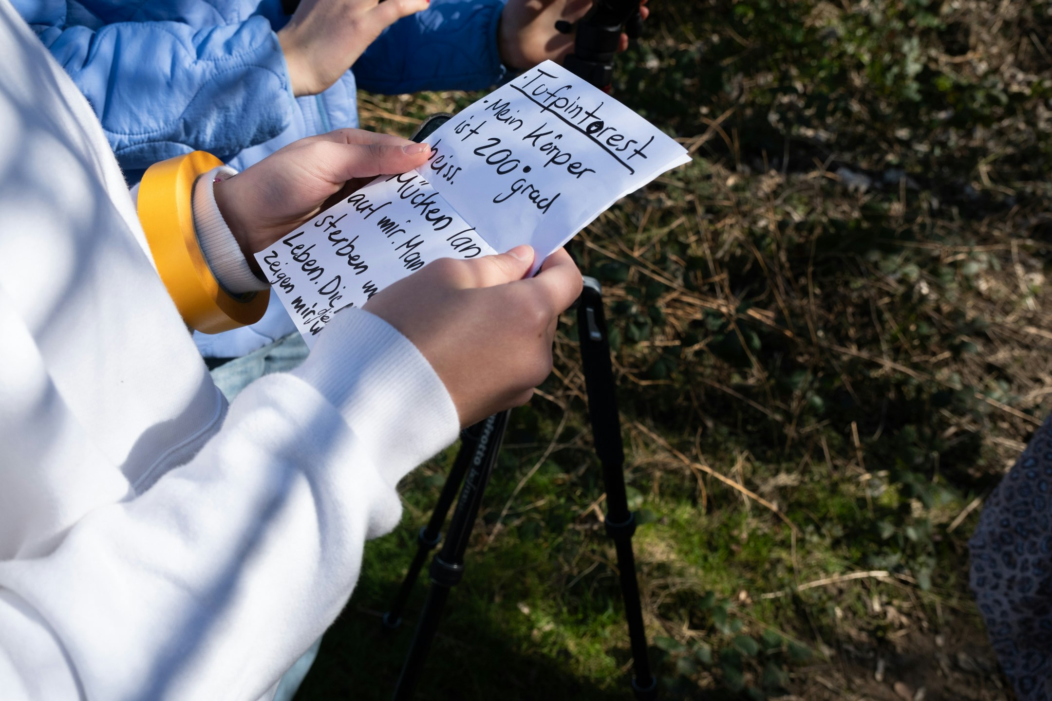 Hände, geschriebener Text auf Papier