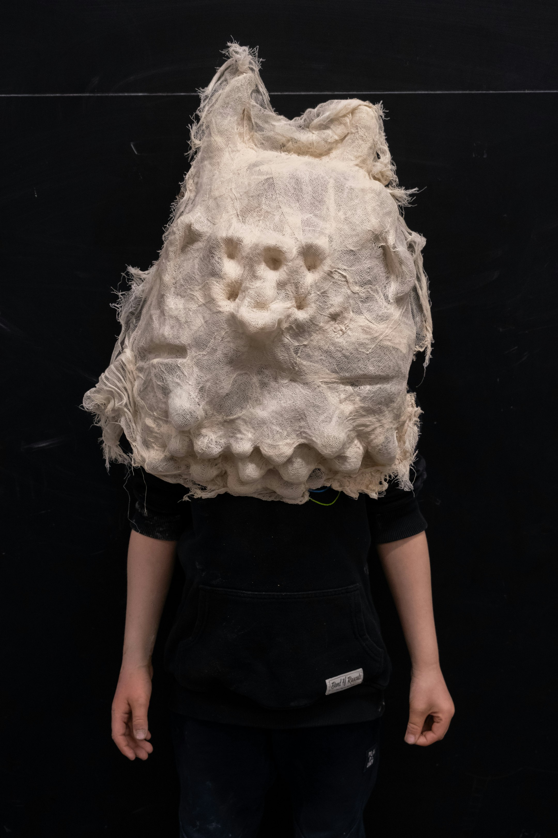 Kind mit Maske