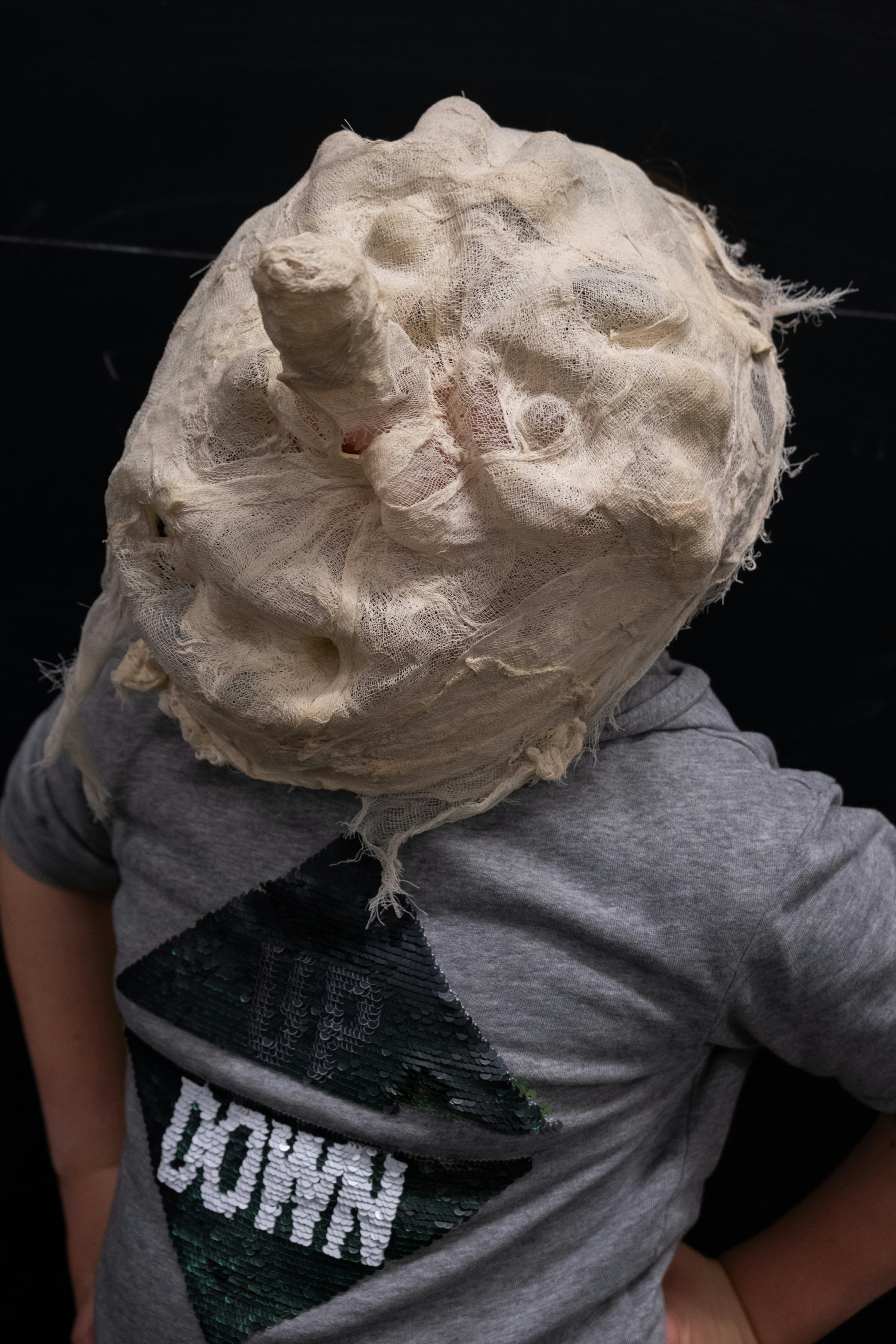 Kind mit Maske