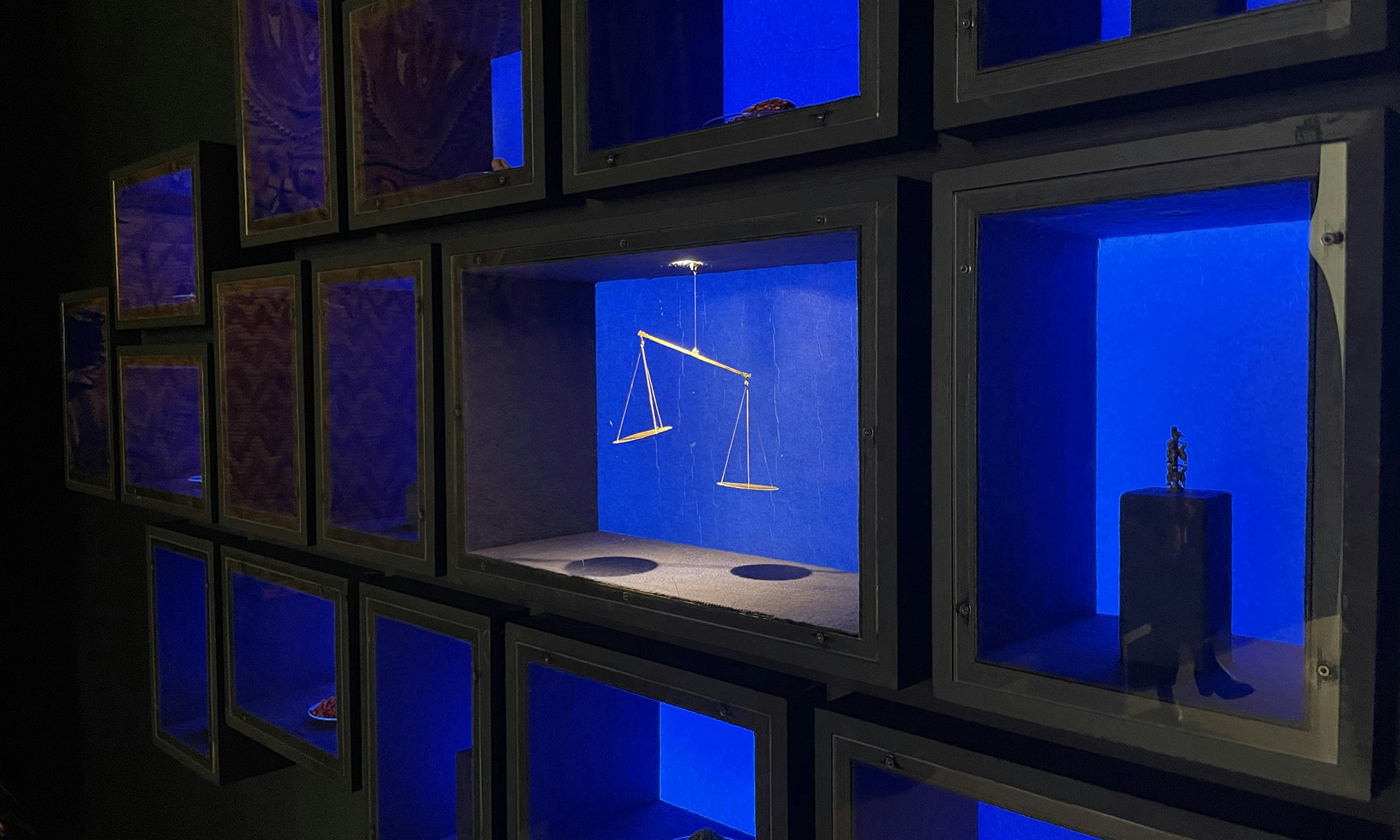 Zusammen mit zwei weiteren Personen aus dem Vorkurs durfte ich zwölf Gewichte aus Ghana für das Museum der Kulturen Basel in Szene setzen. Fotografie