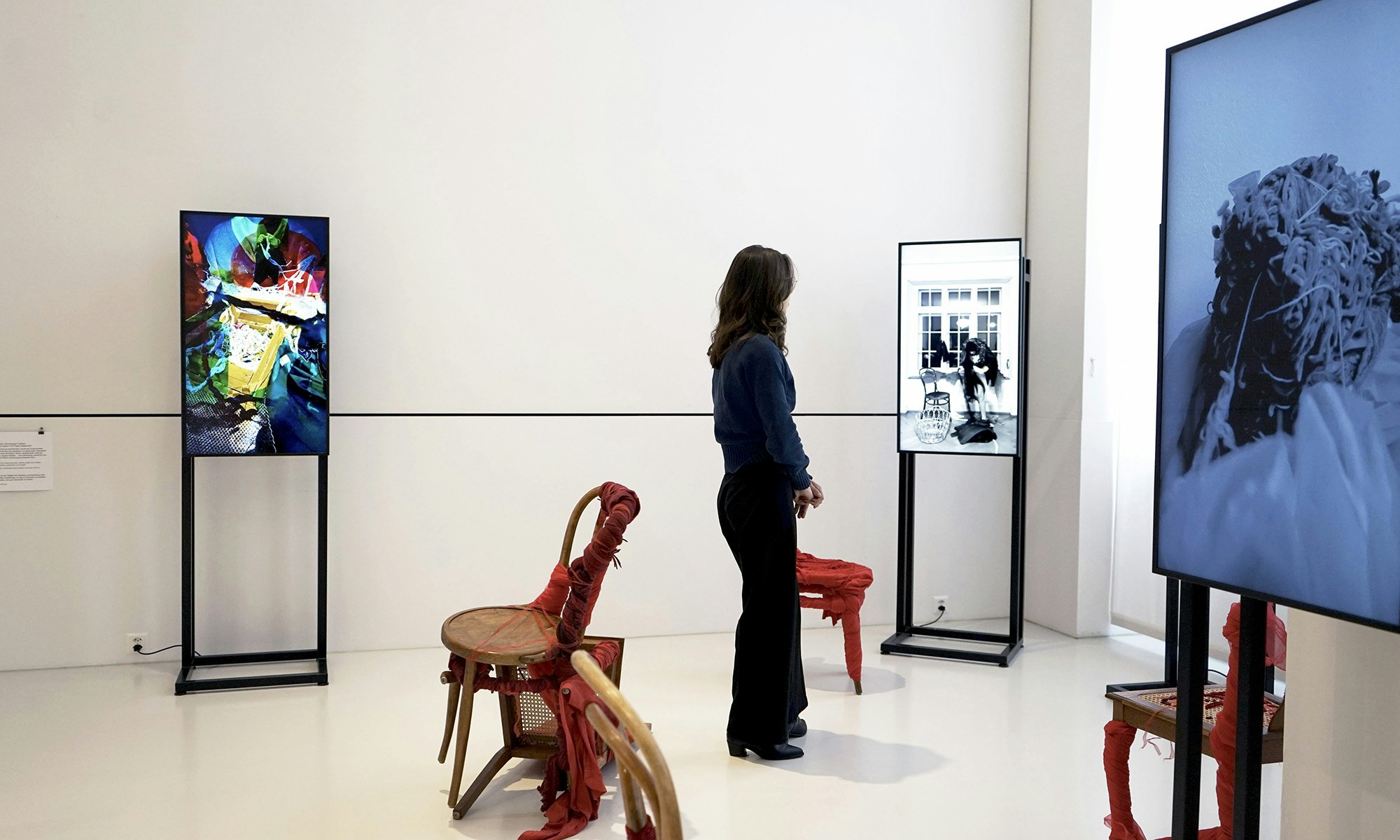 In dieser Raum-, Audio- und Videoinstallation habe ich, inspiriert von einer Ahnengruppen-Skulptur, die Bindung zwischen Familienmitglieder*innen untersucht. Denn Familie ist eine Personengruppe welche nicht gewählt, sondern durch Zufall/Schicksal verbunden ist. Wo ist unsere Bindung Schutz und Geborgenheit und ab wann wird sie zu Verpflichtung und Gefangenschaft? Fotografie