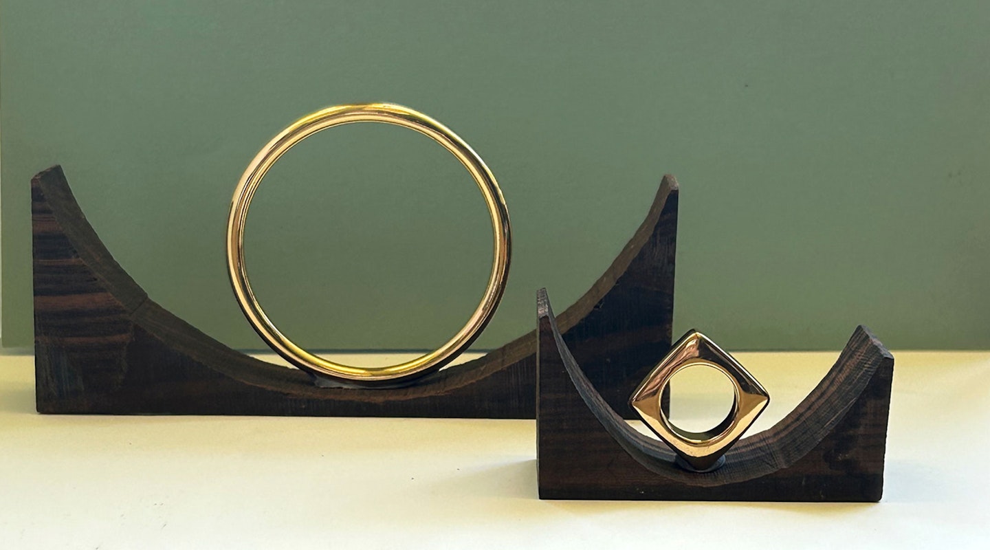 Ella Stingelin, Jucara Caceres Schaufenstergestaltung Goldschmied:in EFZ