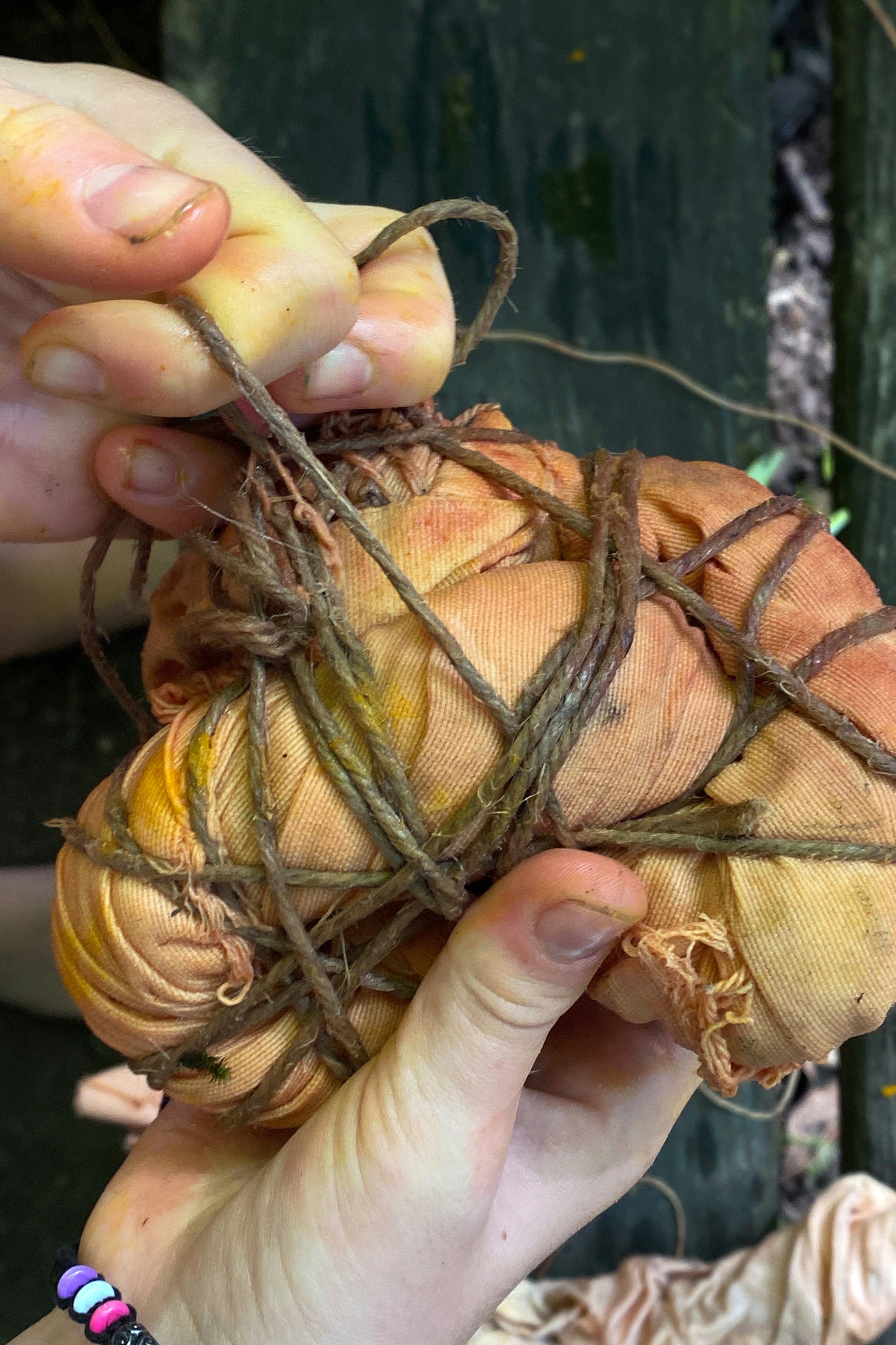 Mit Naturmaterialien Stoffe färben.