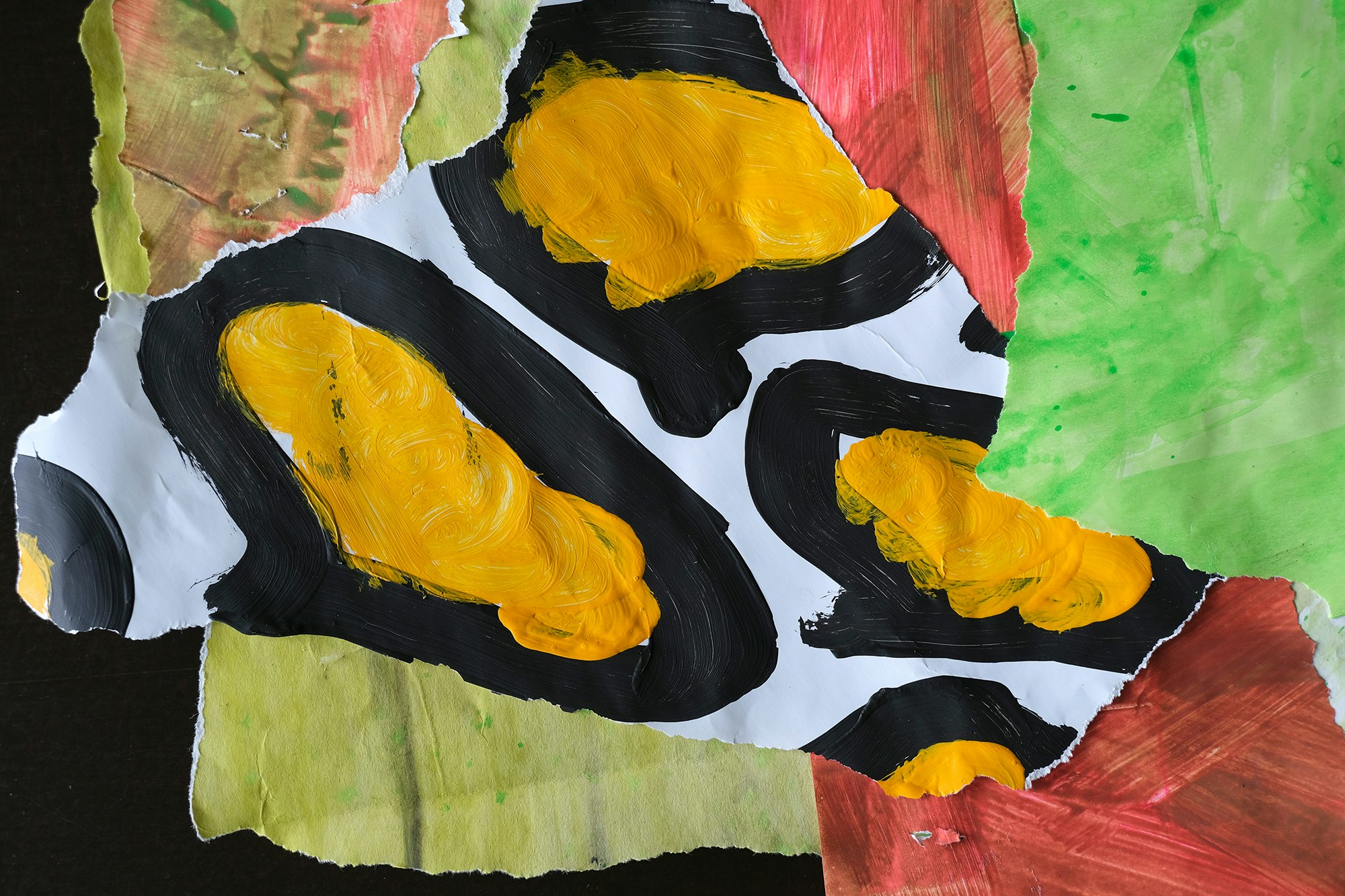 Das Bild zeigt einen Ausschnitt einer Collage aus bemalten Papier.