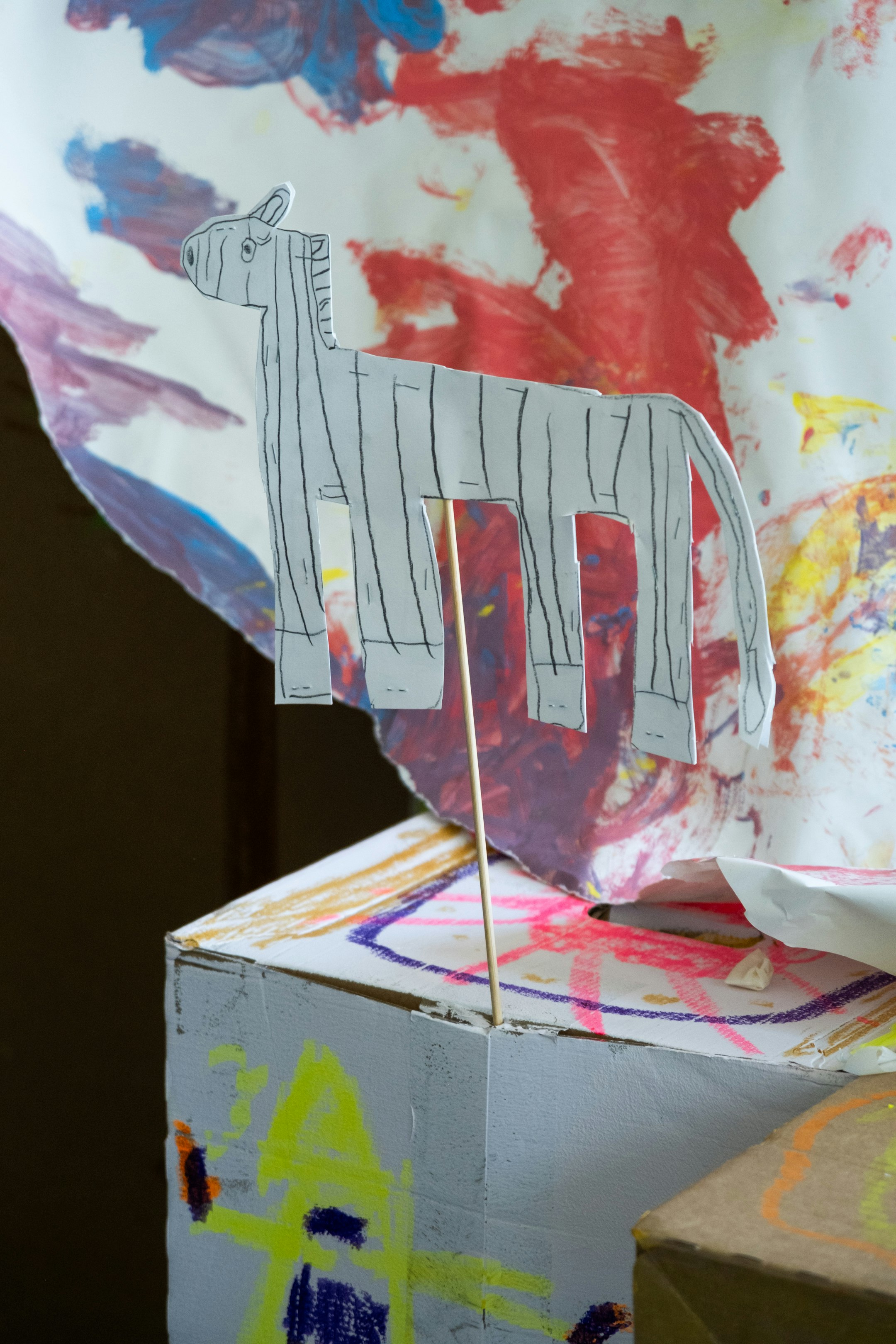 Kartoninstallation in einem Raum