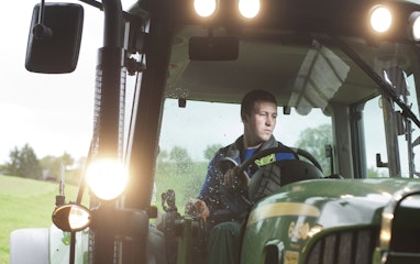 Fotografie Mann auf Traktor