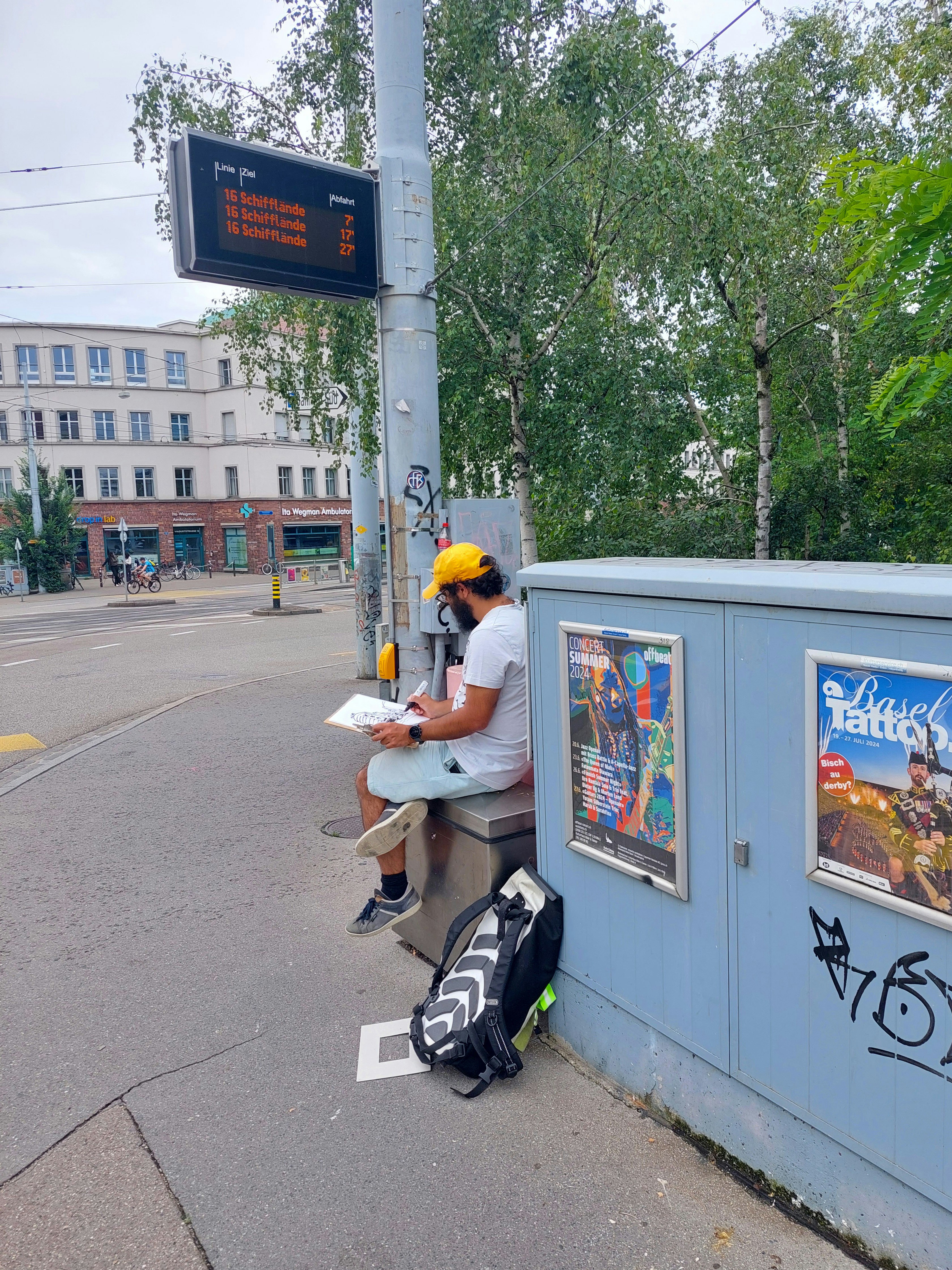 Skizzieren draussen sitzend