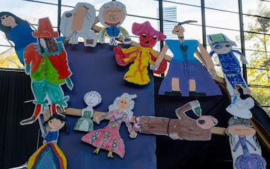 Papierfiguren in der Maurerhalle