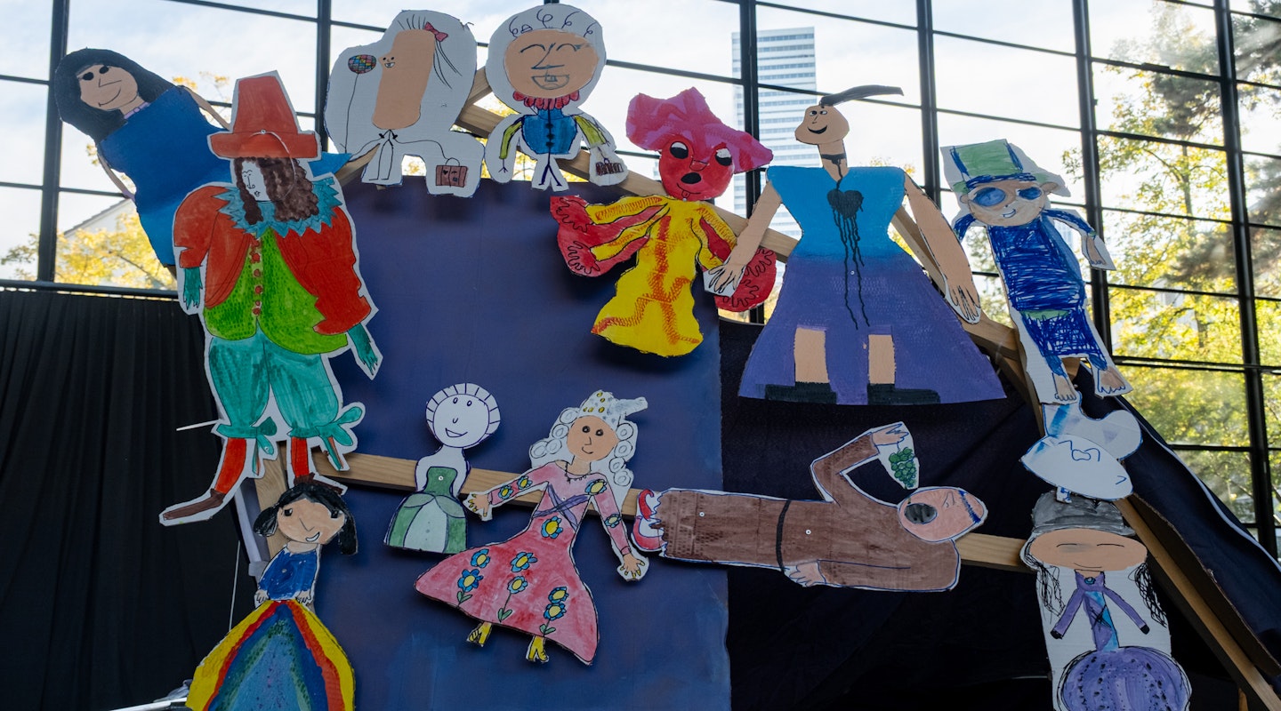 Papierfiguren in der Maurerhalle