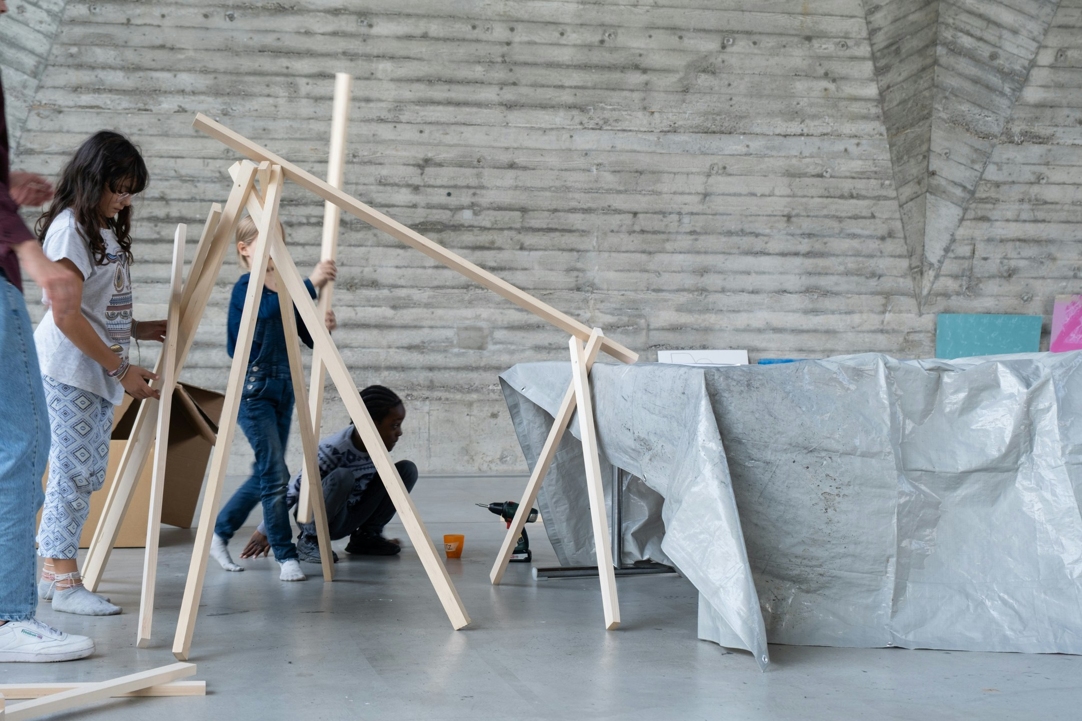 Kinder am Bauen