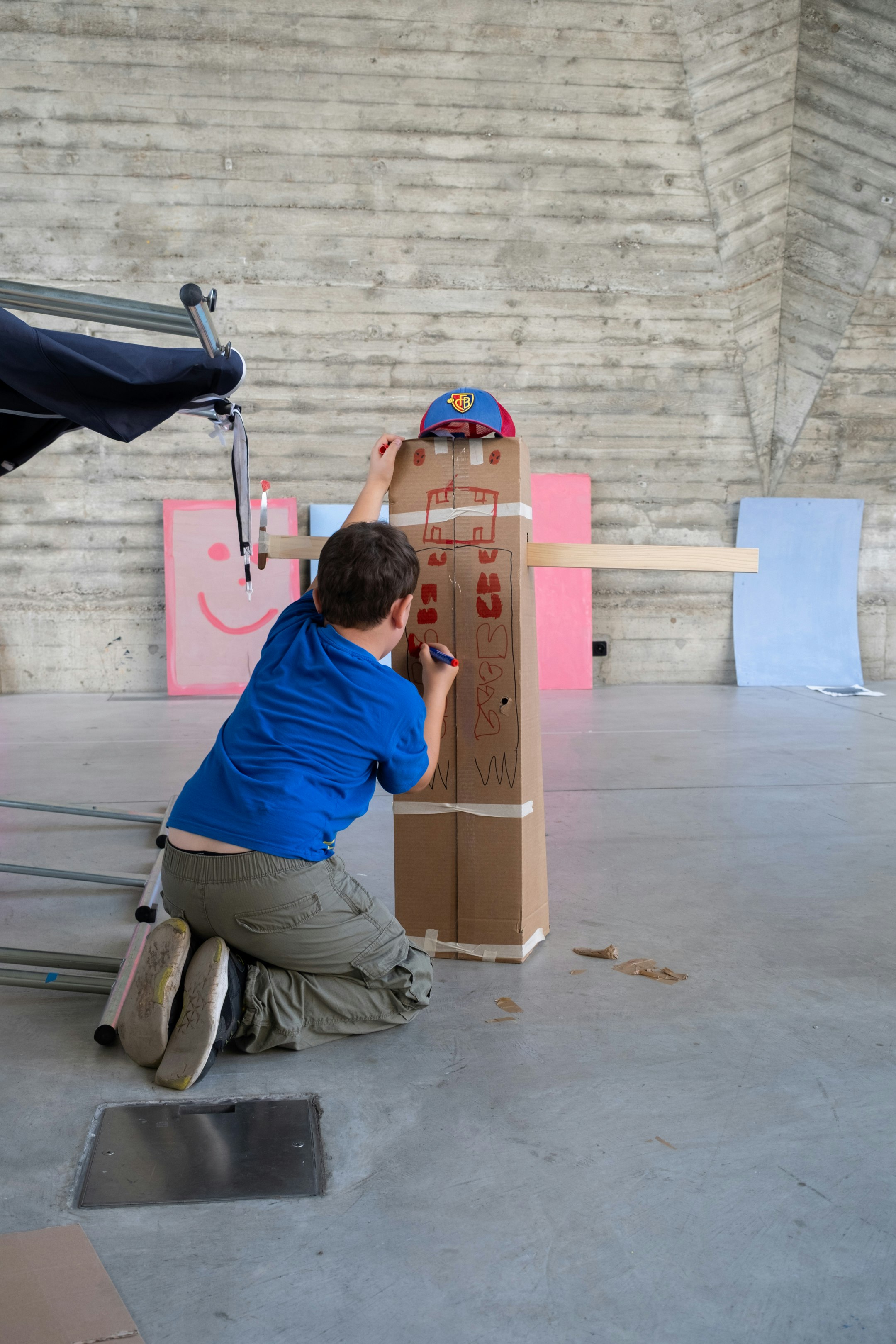 Jugendliche am Bauen
