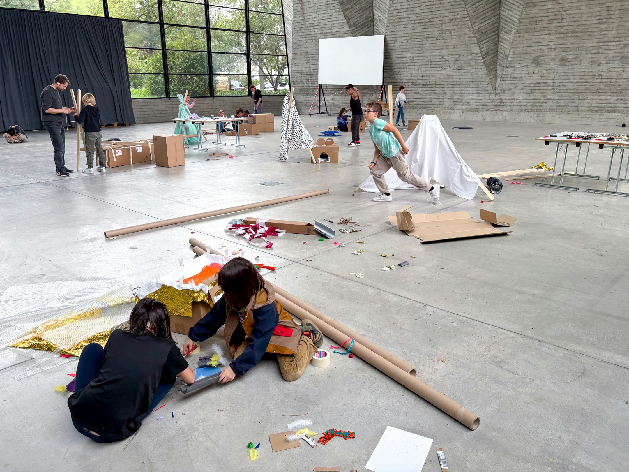 Jugendliche am Bauen in Gruppen in der Maurerhalle