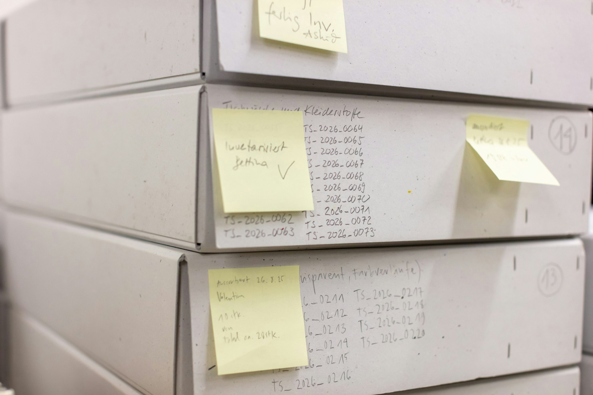 Das Archivgut wird in Schachteln vorsortiert. Archiv-Schachteln