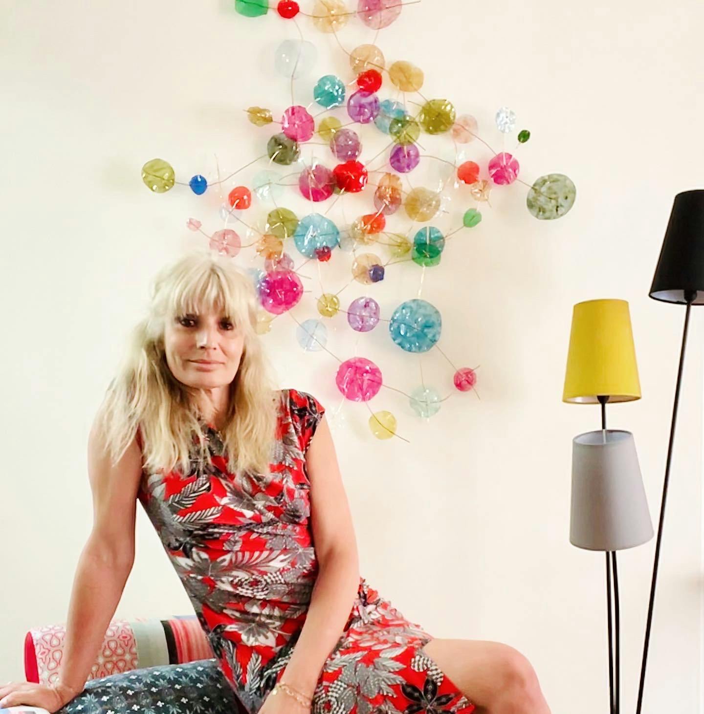 Portrait de Sophie Olivier, créatrice chez Olso Créations, posant devant l'une de ses oeuvres réalisées en upcycling