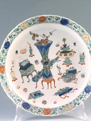 Piatto decorato con alcuni oggetti tra le Cento Antichità