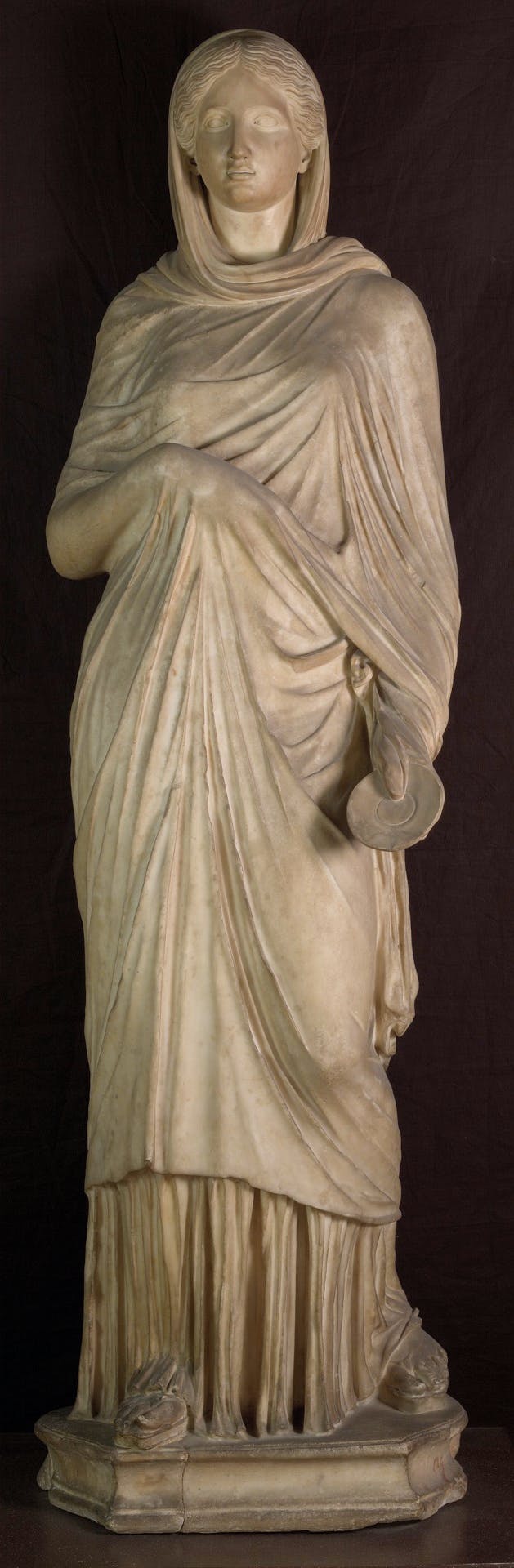 Statua femminile con ritratto ideale