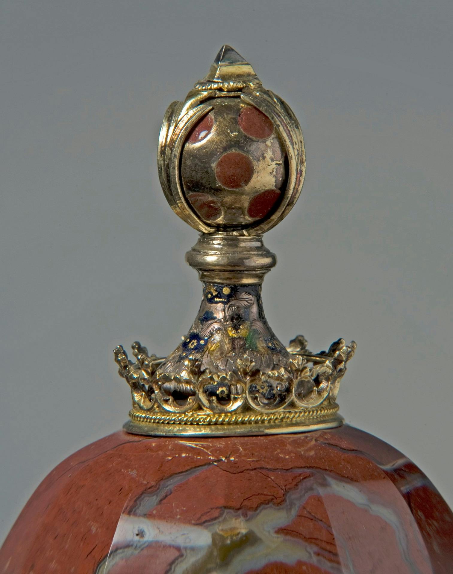 Vase with two handles and lid