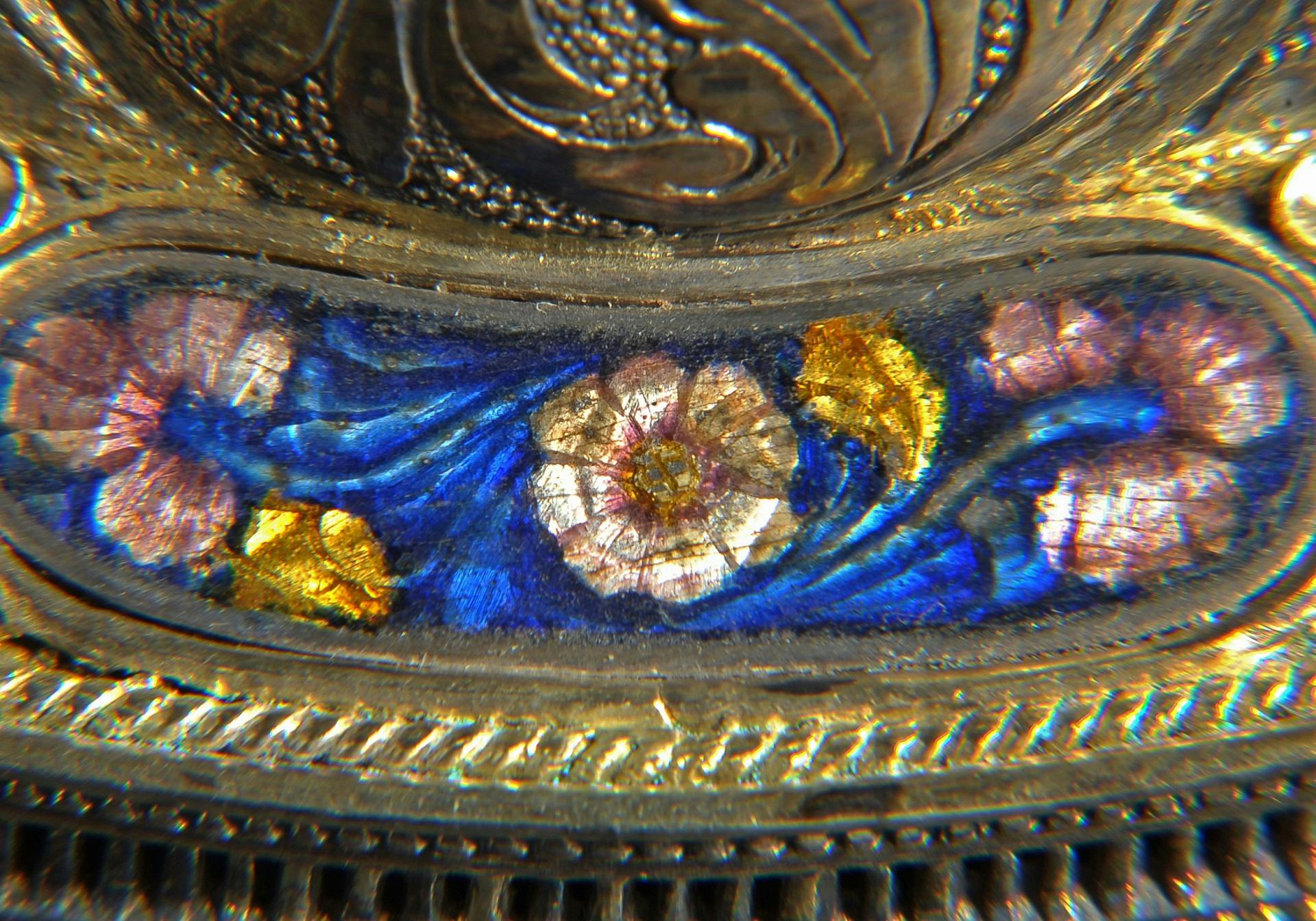 Vase with two handles and lid