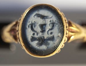 Anello con pietra incisa