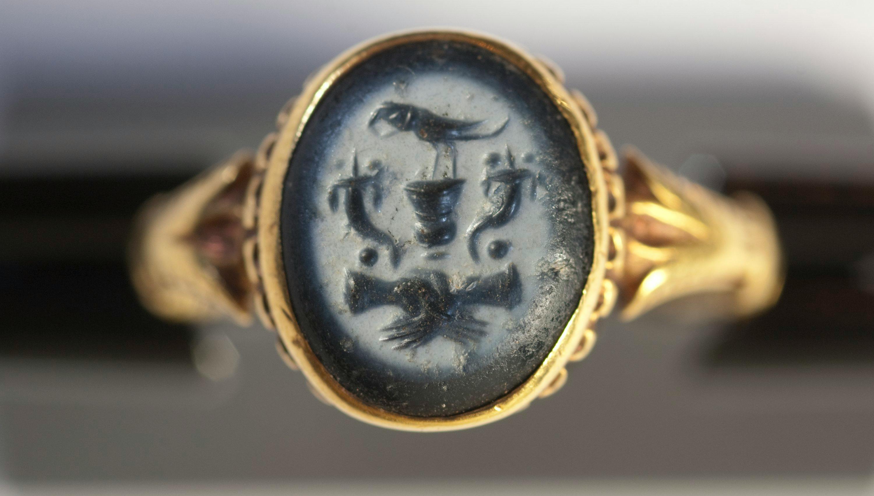 Anello con pietra incisa