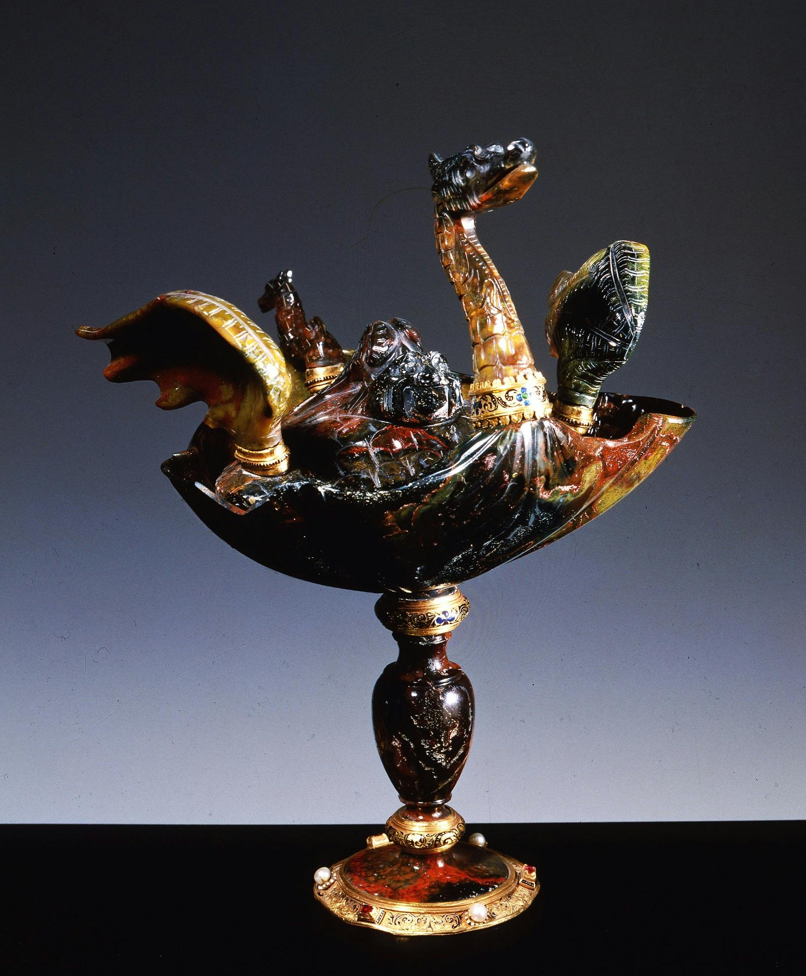 Vase with dragon-shaped lid