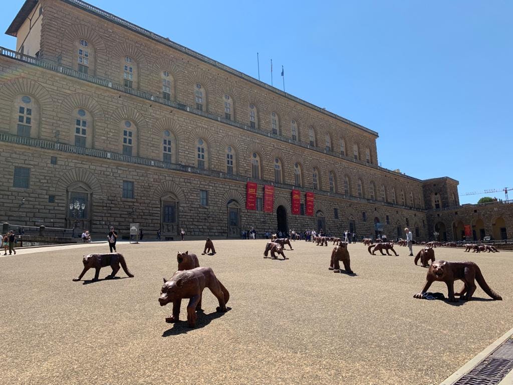 I lupi del maestro cinese Liu Ruowang esposti in piazza Pitti e piazza Santissima Annunziata