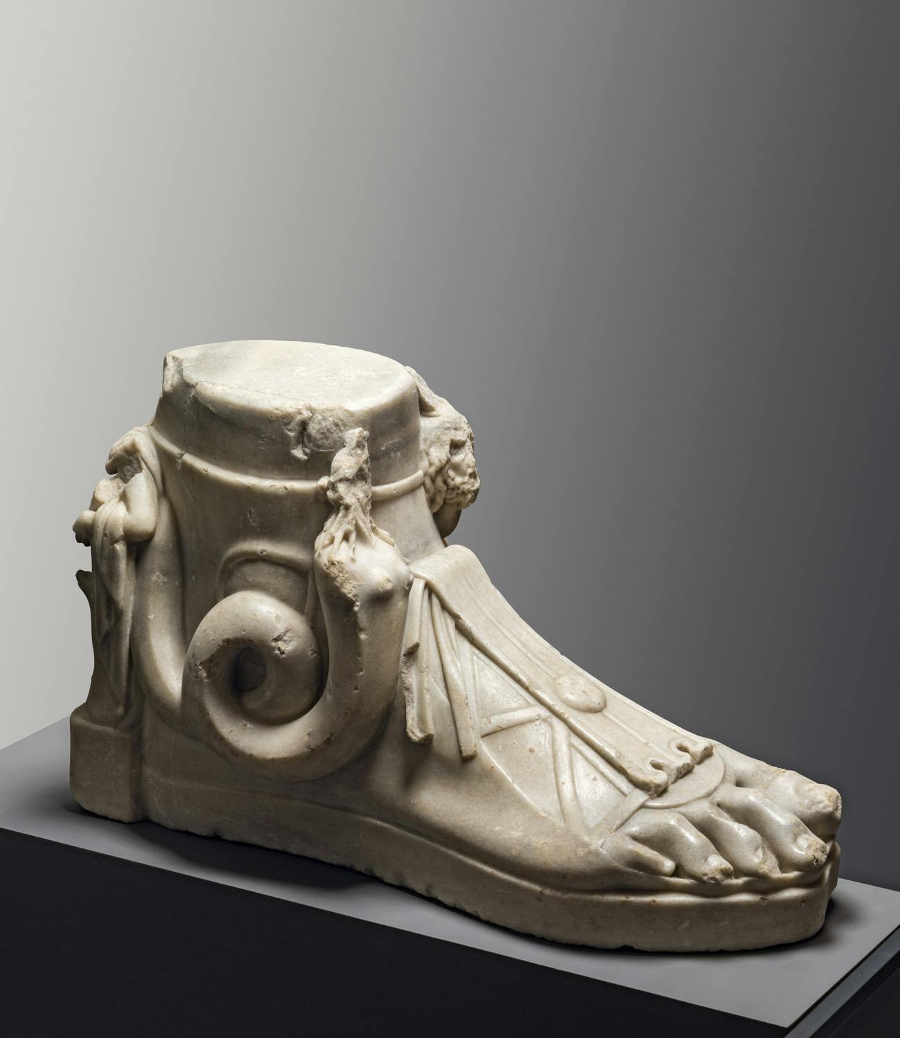 Worn by the Gods. The Art of shoemaking in the ancient world, the epic movie and contemporary fashion