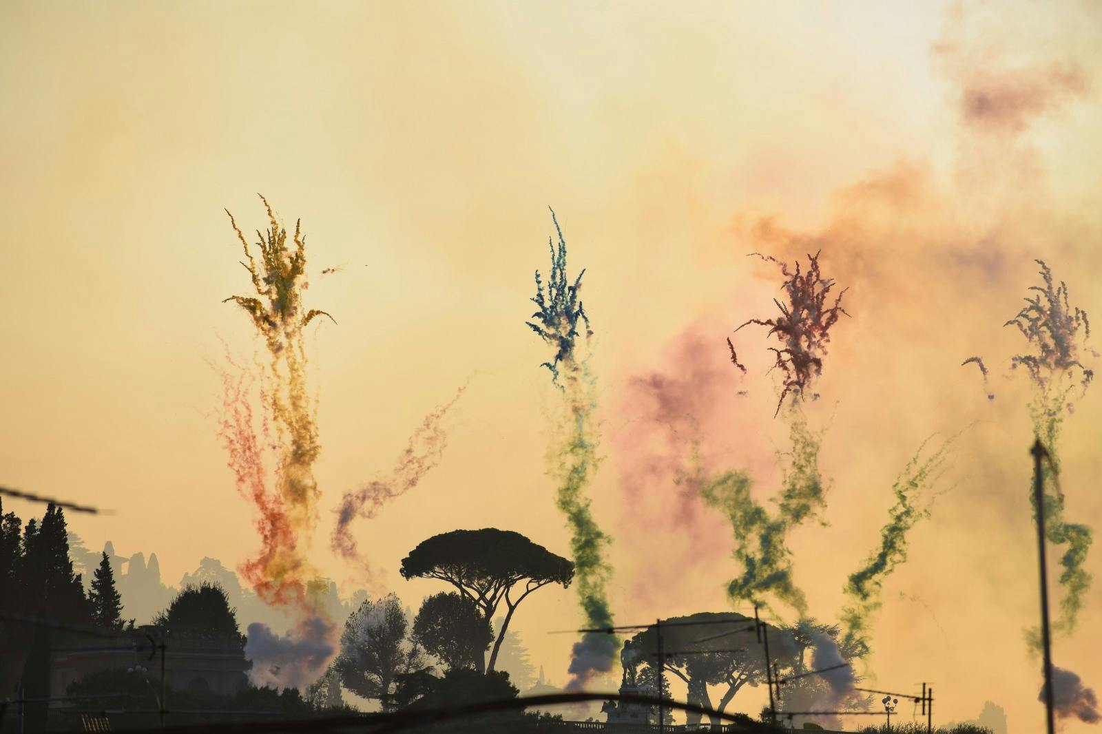 City of Flowers in the Sky. Spettacolo pirotecnico diurno realizzato da Cai Guo-Qiang per la città di Firenze