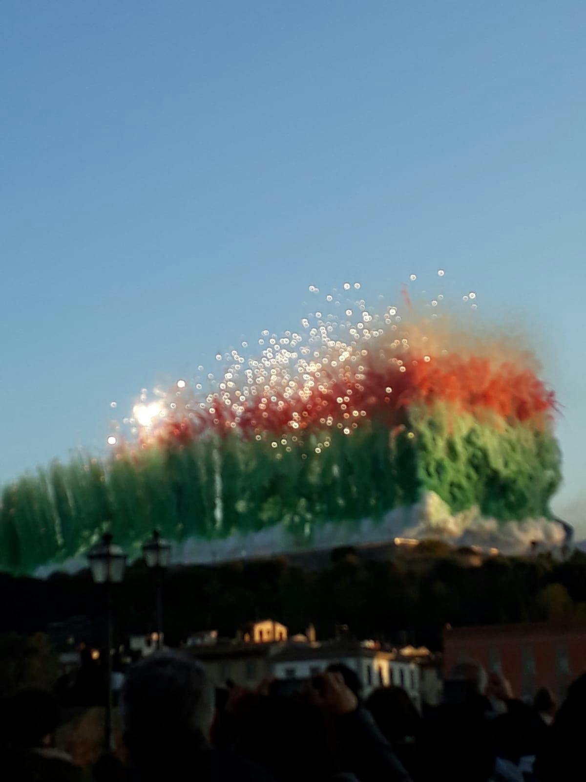 City of Flowers in the Sky. Spettacolo pirotecnico diurno realizzato da Cai Guo-Qiang per la città di Firenze