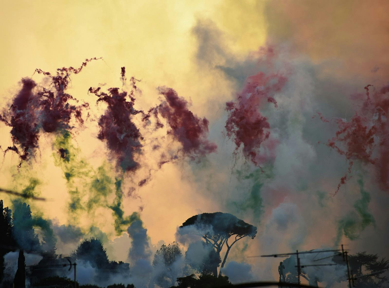 City of Flowers in the Sky. Spettacolo pirotecnico diurno realizzato da Cai Guo-Qiang per la città di Firenze