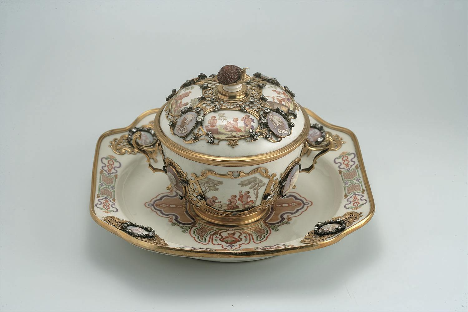 The Princes' Fragile Treasures. The Paths of Porcelain between Vienna and Florence