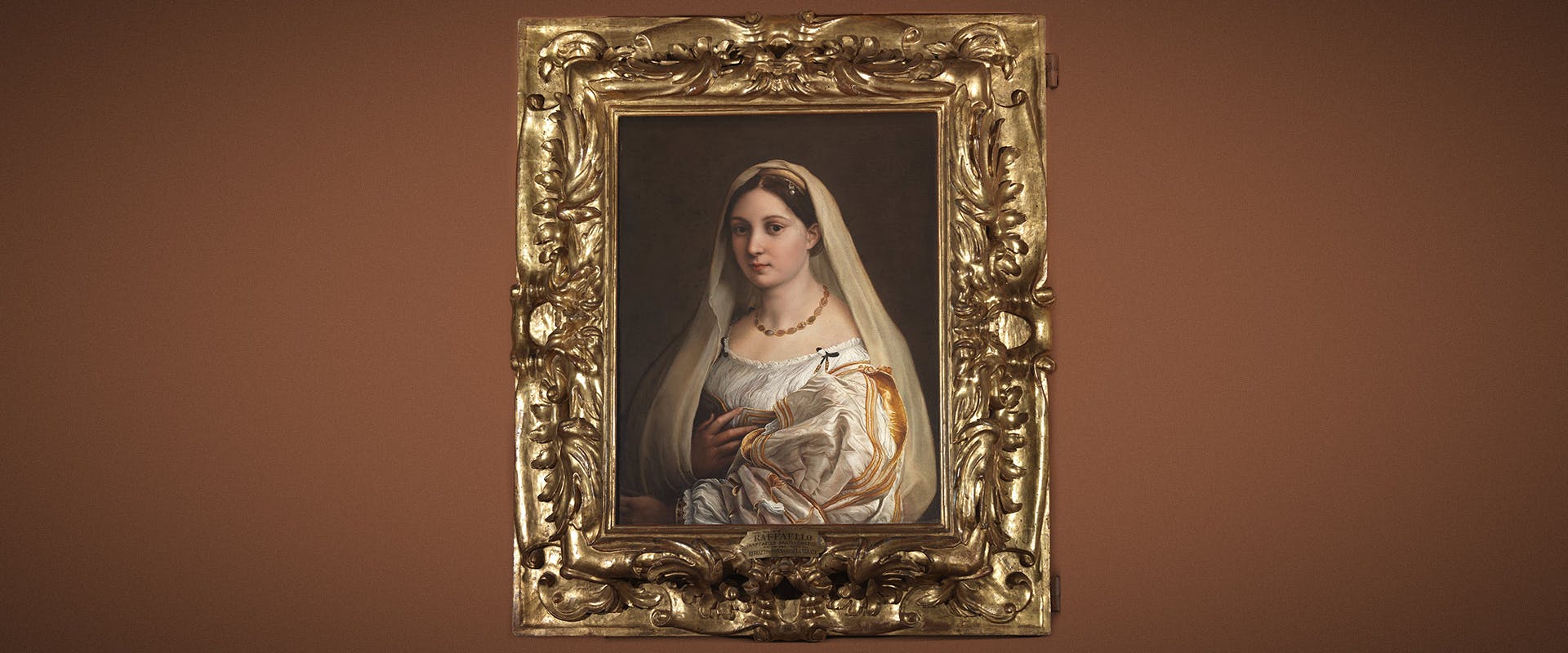 Raphael and the jewels in the Uffizi Gallery: Elisabetta Gonzaga, Maddalena Doni and the Woman with the Veil