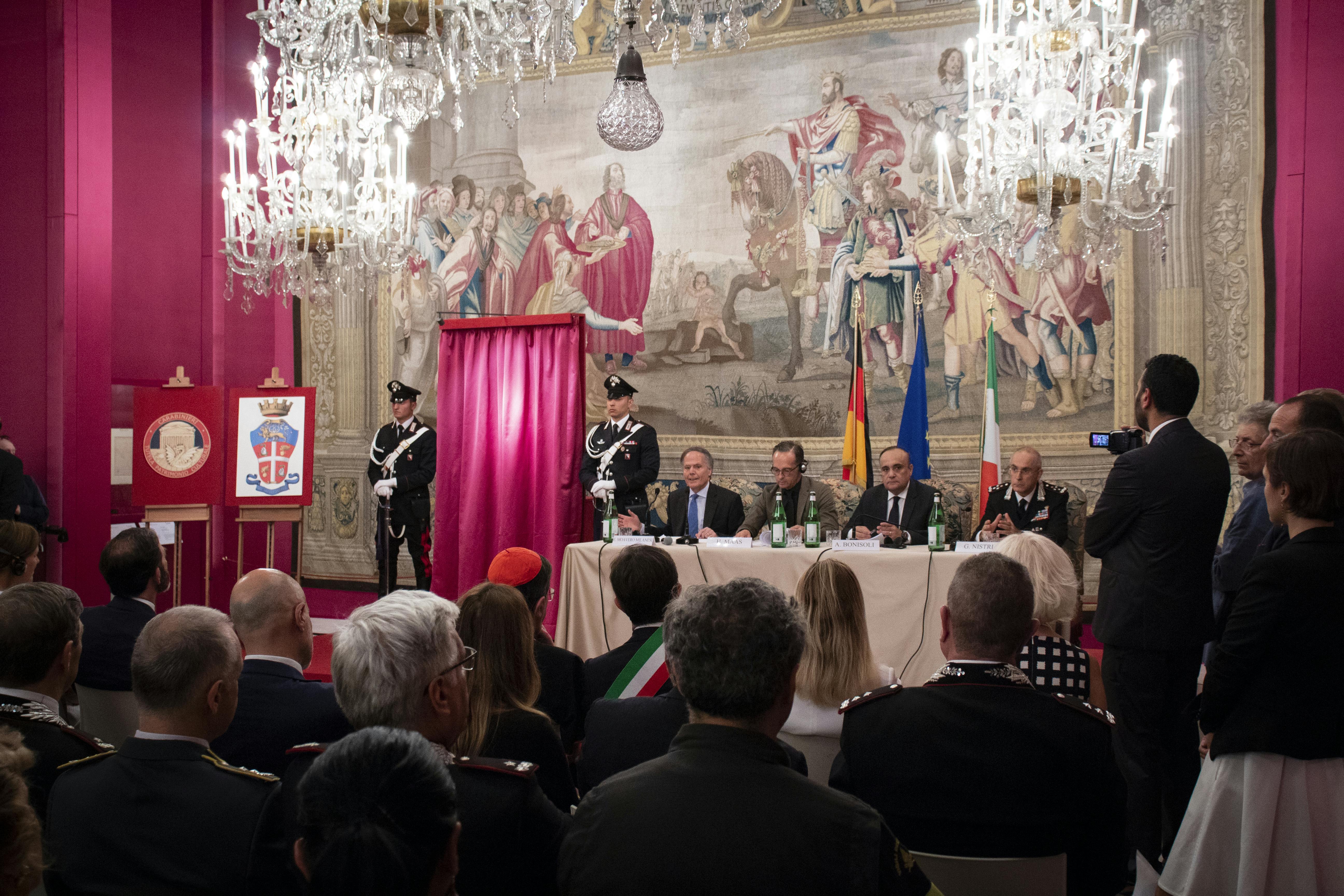 "The Flower Vase" by Jan van Huysum has returned to Pitti Palace!