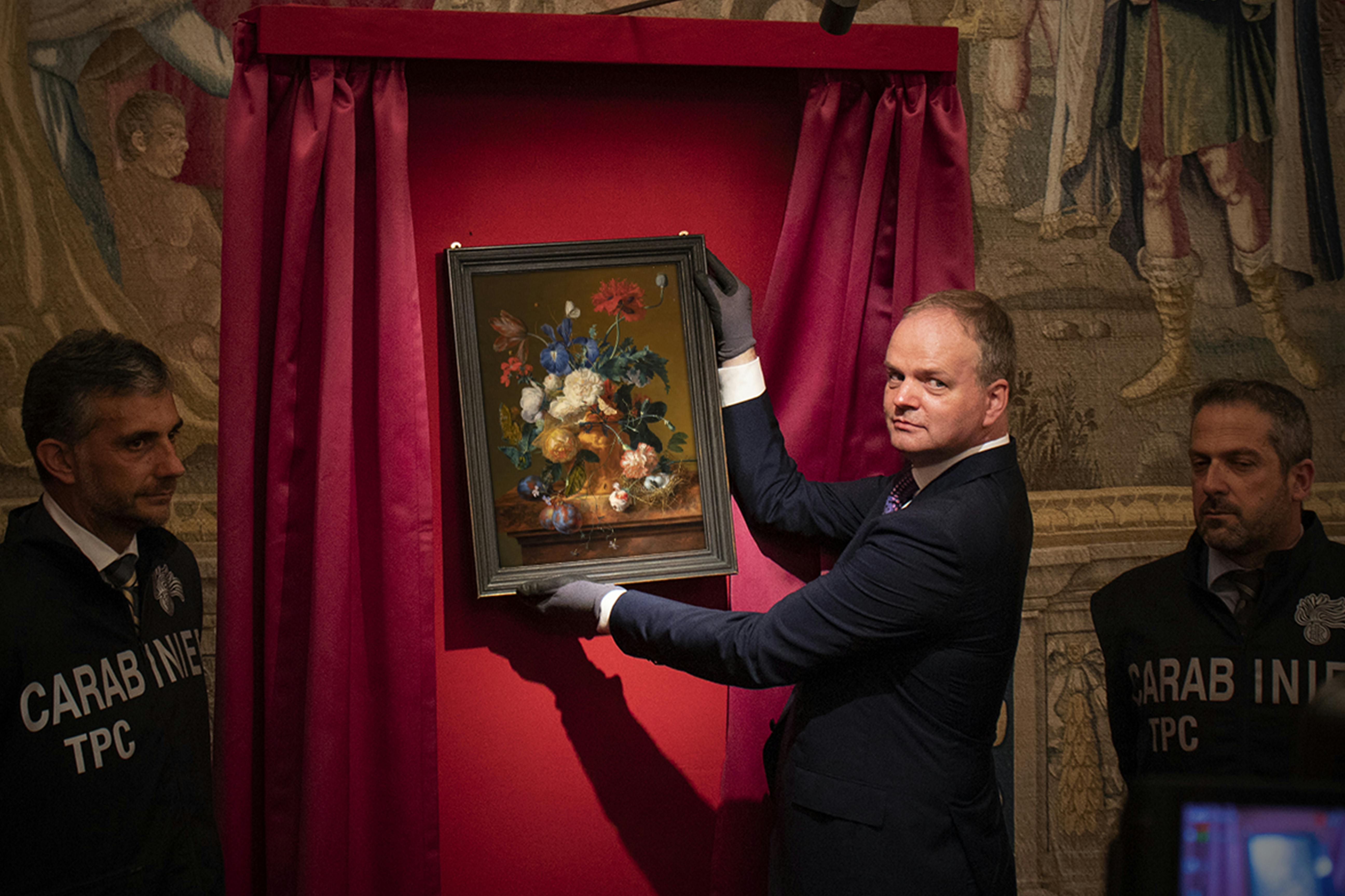 "The Flower Vase" by Jan van Huysum has returned to Pitti Palace!