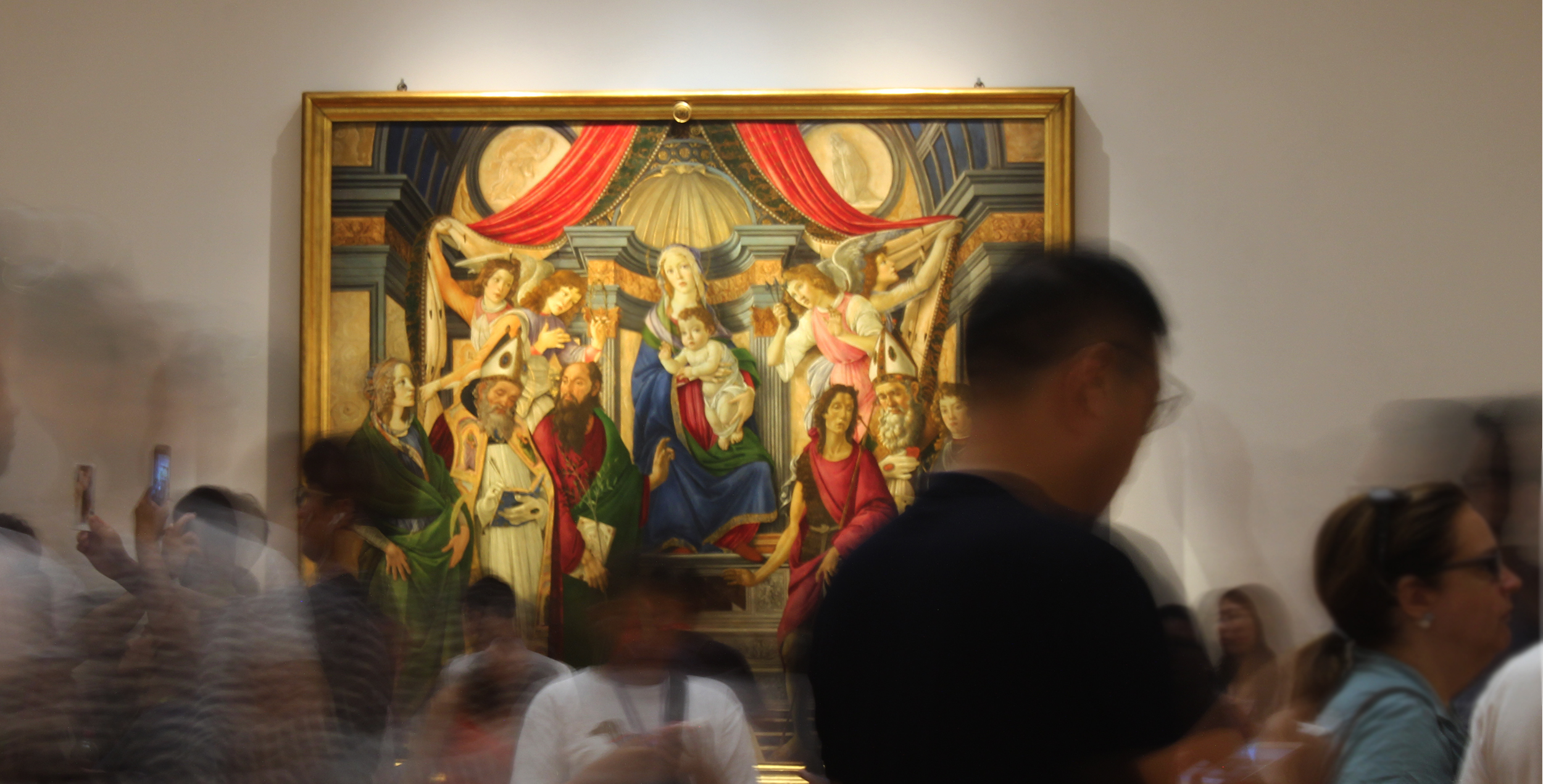 Folla agli Uffizi davanti ad un dipinto di Botticelli