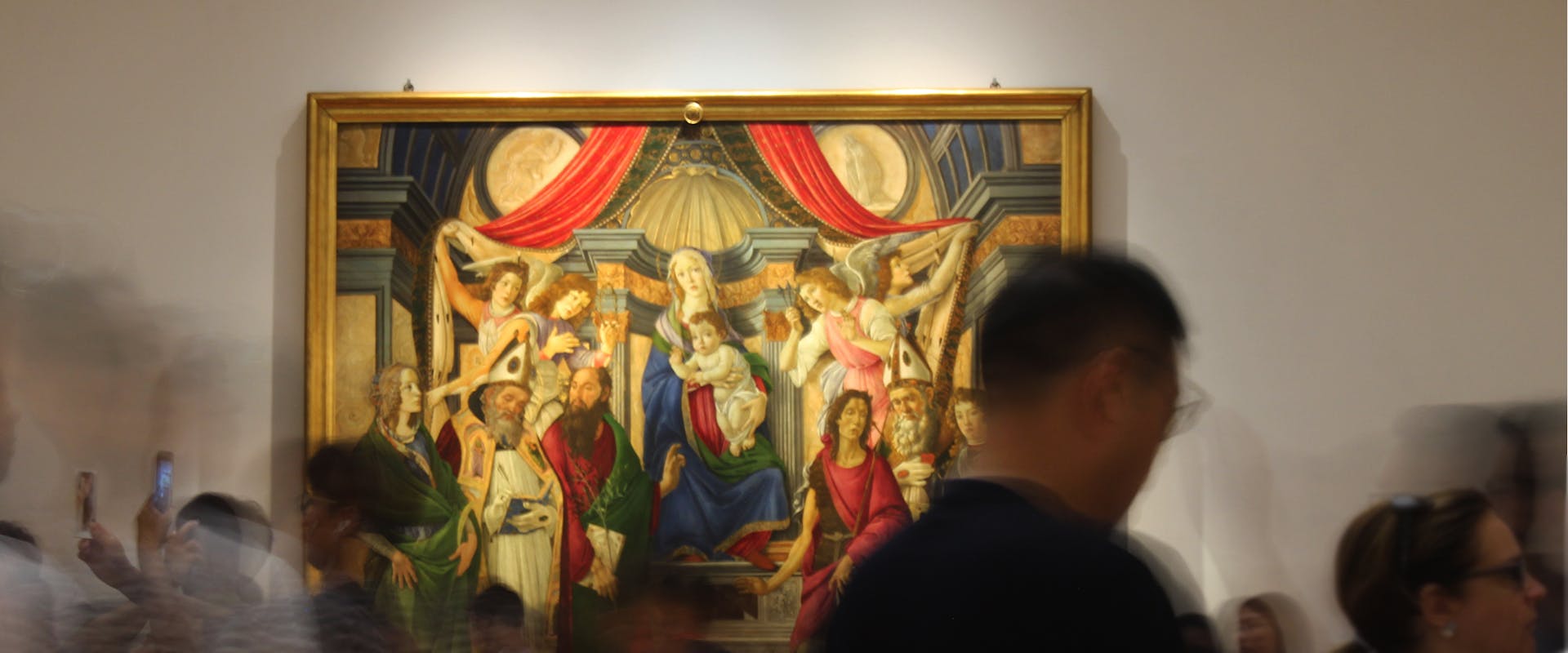 Folla agli Uffizi davanti ad un dipinto di Botticelli