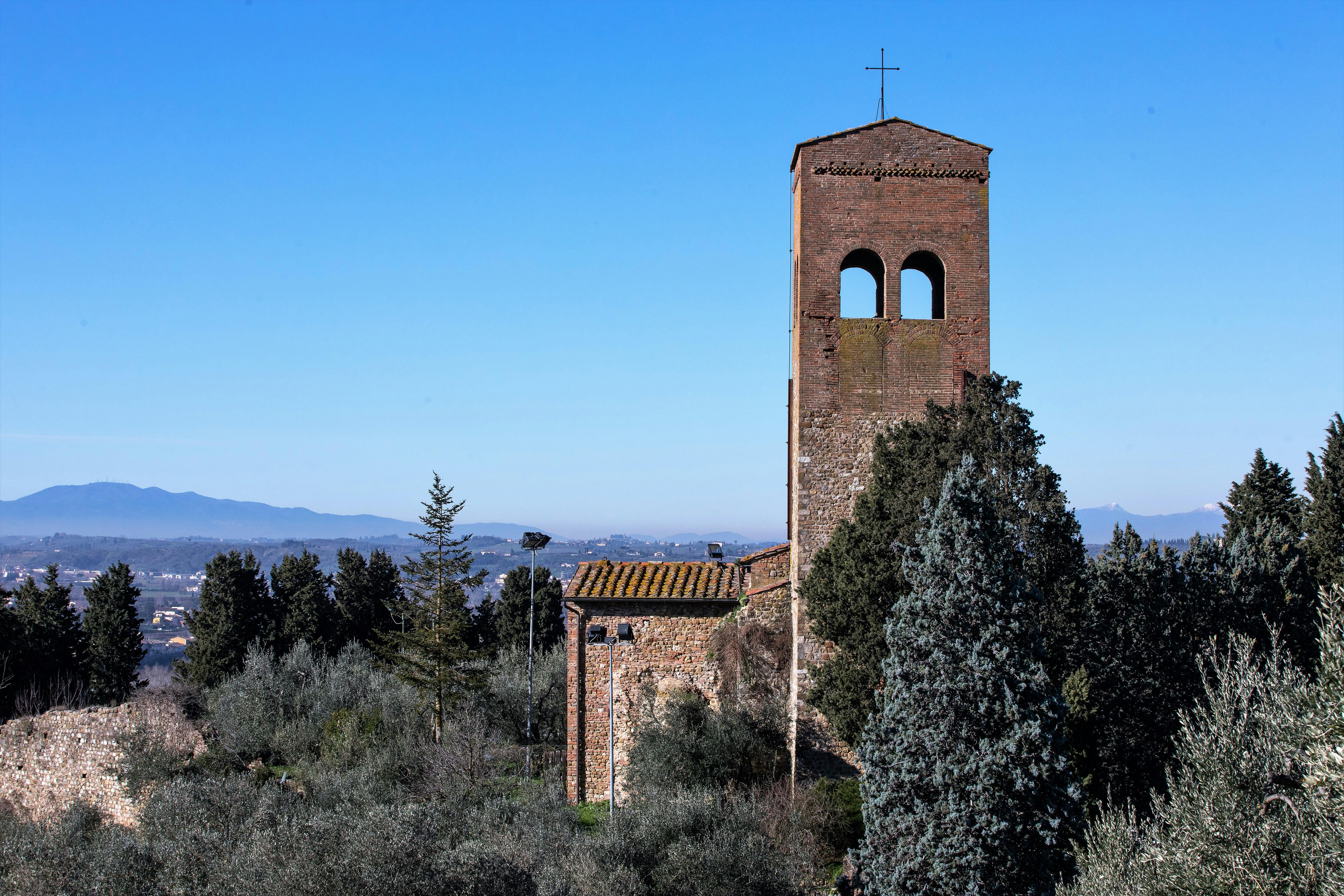 Foto della facciata del Castello di Montelupo