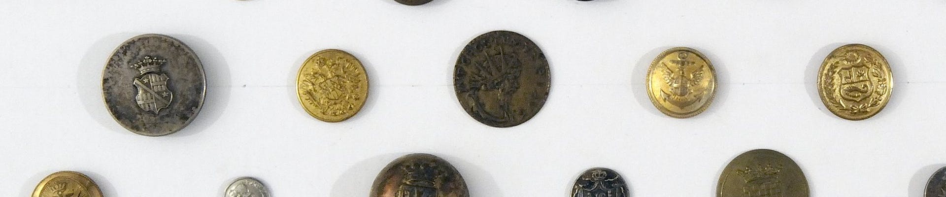 Appesi a un filo. Bottoni alla Galleria del Costume di Palazzo Pitti Appesi a un filo. Bottoni alla Galleria del Costume di Palazzo Pitti